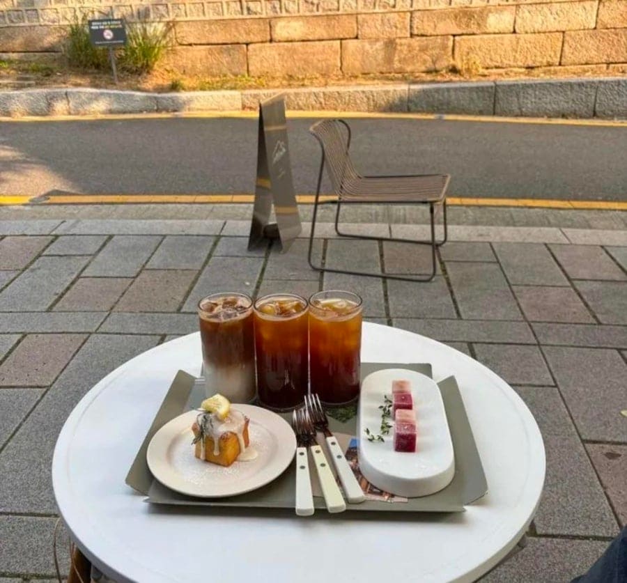 황혼이 골목을 바꾼다. 야외 테라스의 테이블 위에 디저트와 음료가 놓인다. 규제가 풀린 이후로 가능해진 이 풍경은 누군가의 선택의 결과다.