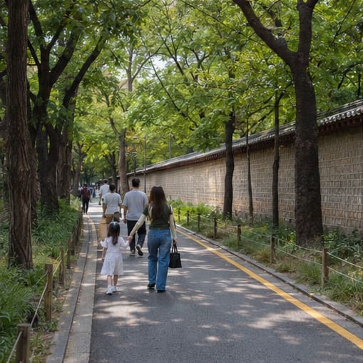 낮의 골목은 사람들로 가득하다. 야외 테라스의 테이블마다 누군가 앉아 있다. 그들이 이 길을 천천히 걸으면서, 종묘 담장이 얼마나 높은지,