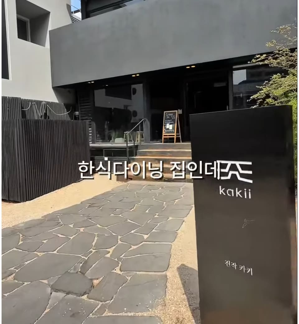 밤이 깊어가는 술집 안. 여행객들이 수제맥주를 마신다. 밤에 불을 켤 수 없었던 골목이 만든 규제의 오아시스가 이곳이다. 밤을 막으려던 정책이,