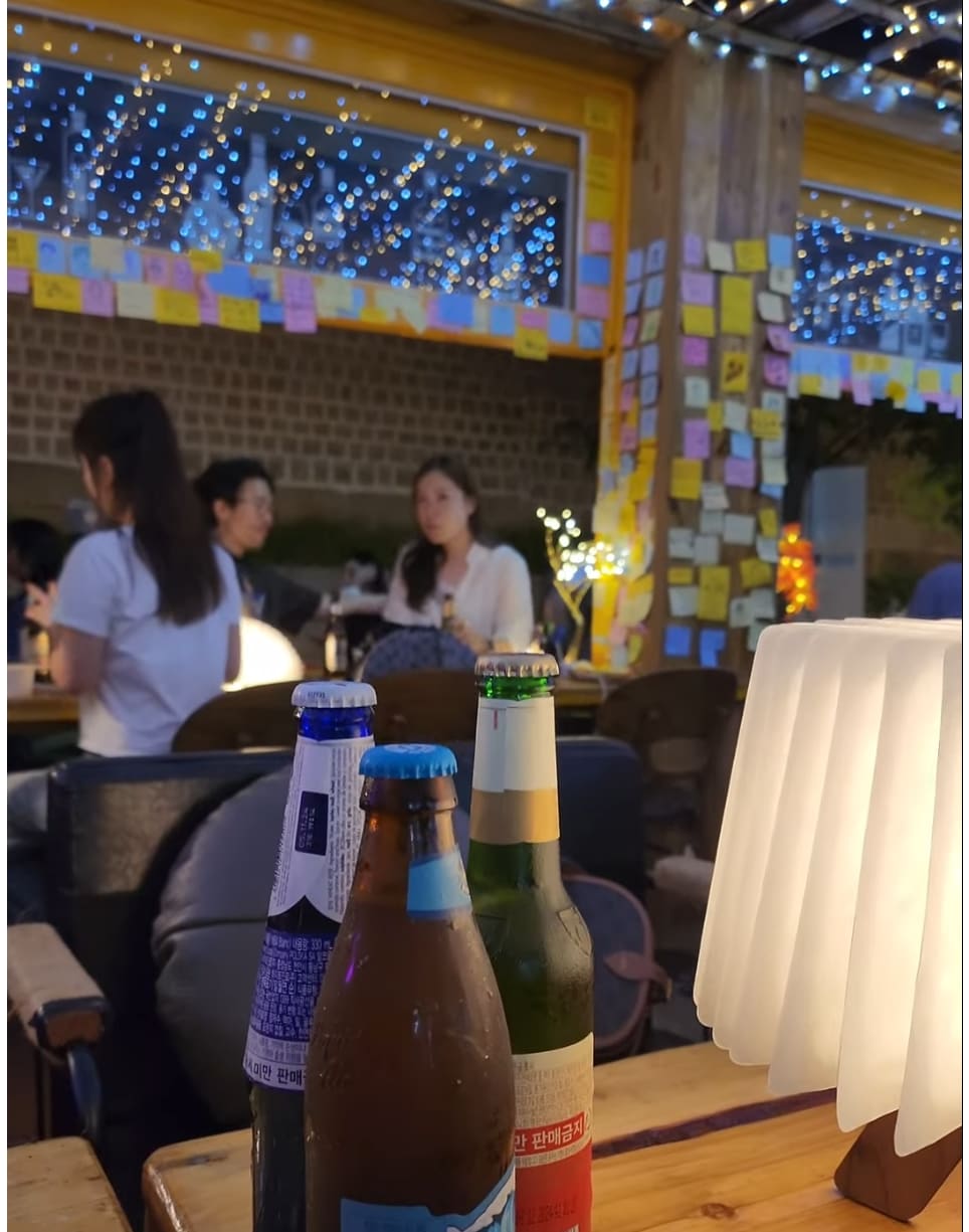 밤이 깊어가는 술집 안. 여행객들이 수제맥주를 마신다. 밤에 불을 켤 수 없었던 골목이 만든 규제의 오아시스가 이곳이다. 밤을 막으려던 정책이,