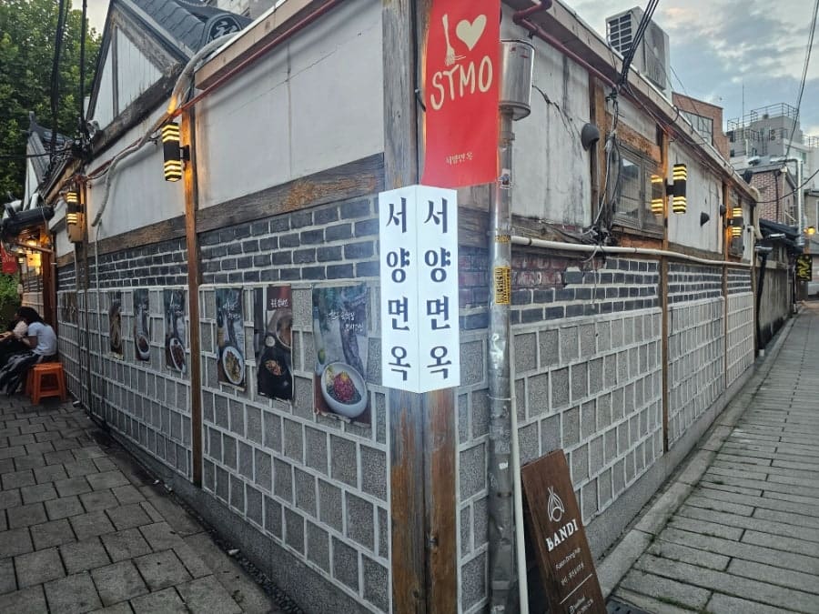 alldanny_는 약간 골목에 위치해 있지만 찾는 사람이 많아서 바로 찾아볼 수 있었다고 적었습니다.
