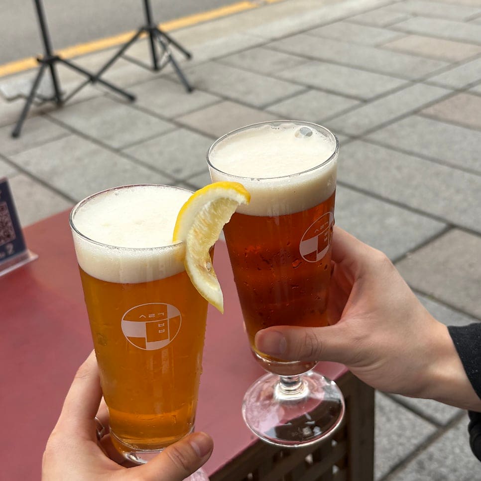 mhs5516은 길 가다 야장 자리가 있는 걸 보고 낮맥주를 마시러 들어갔다고 적었습니다.