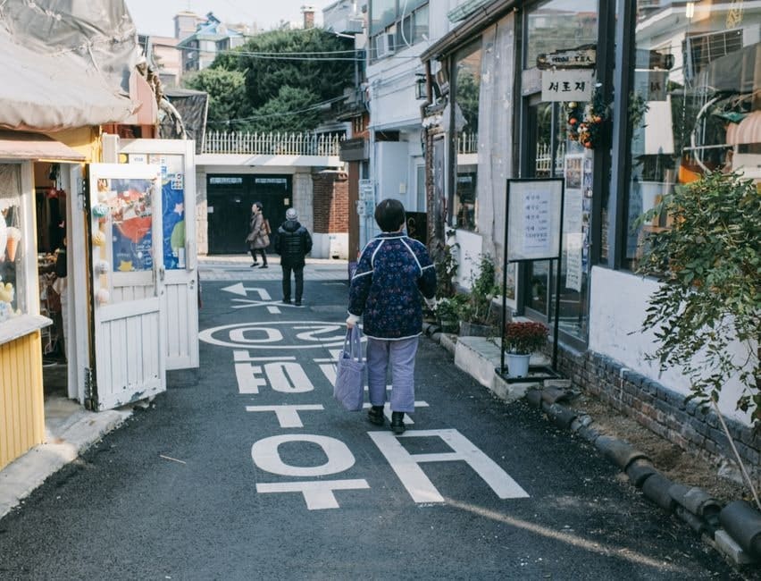 kk5_26은 108계단 경사형 승강기 간판과, 그 옆으로 이어지는 돌계단을 함께 담았습니다.