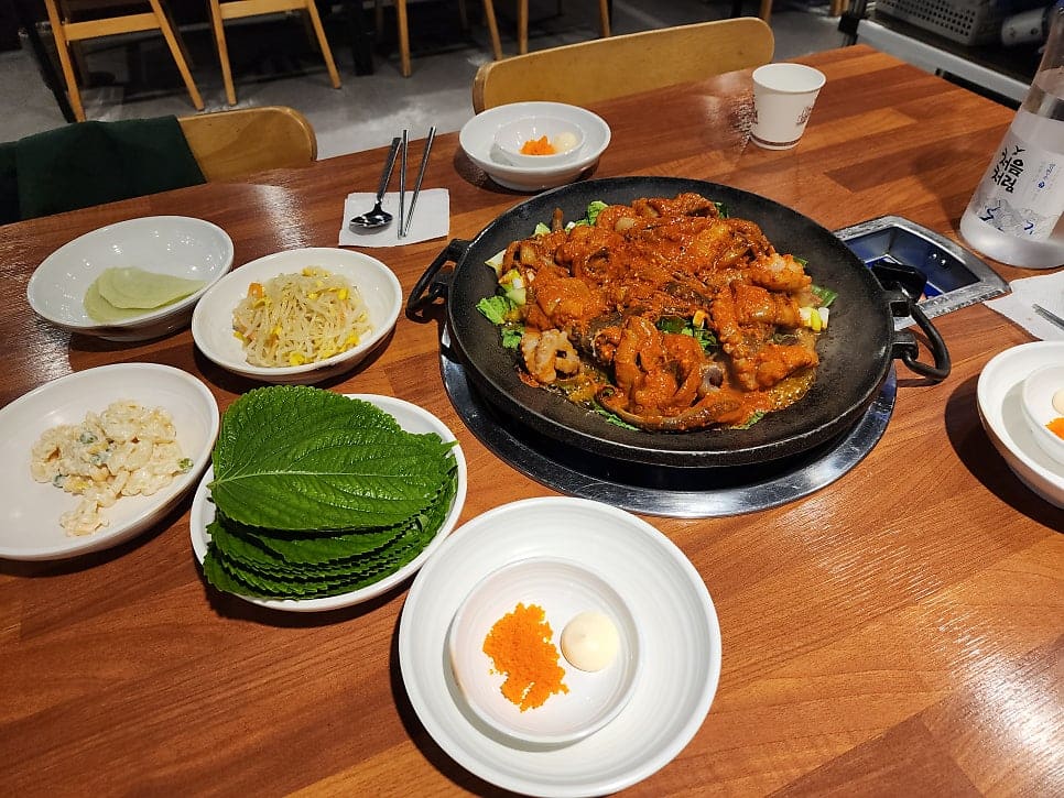 sentimental02는 깻잎과 콩나물무침, 콘샐러드 같은 밑반찬과, 매콤하게 볶아낸 쭈꾸미 철판 요리를 함께 찍었습니다. 상이 차려지는 순서 그대로 남긴 사진입니다.