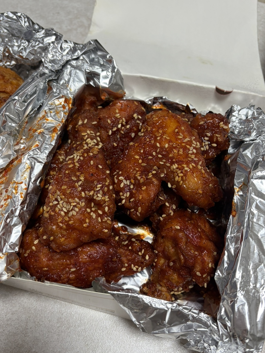 s_ummmme_r는 기네스 생맥주 기계가 있는 주방 한쪽과, 포장해 온 양념치킨을 포일째 찍었습니다. 금호동 본점이 있지만 후암동 지점에서만 먹어봤다고 적었습니다.