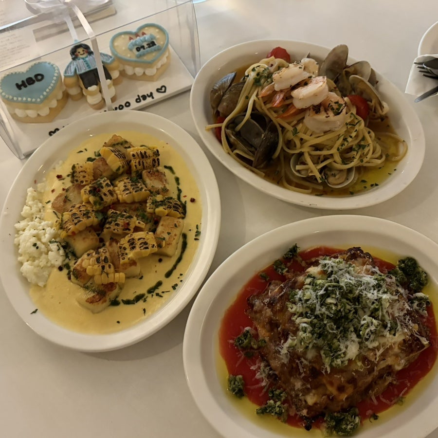 chouxs_restaurant는 시즌 메뉴였던 옥수수 크림 뇨끼와 감베리 파스타, 라자냐를 한 테이블에 올려 찍었습니다. 접시마다 소스 색이 달라,
