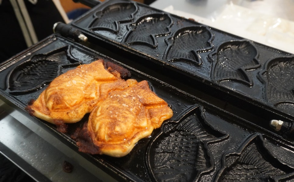 phl80은 붕어빵 틀 위에서 반죽이 노릇하게 구워지는 순간과, 손에 들고 한입 베어 문 소금빵의 단면을 나란히 남겼습니다. 틀에서 바로 꺼낸 빵이라는 걸 보여주는 장면으로,