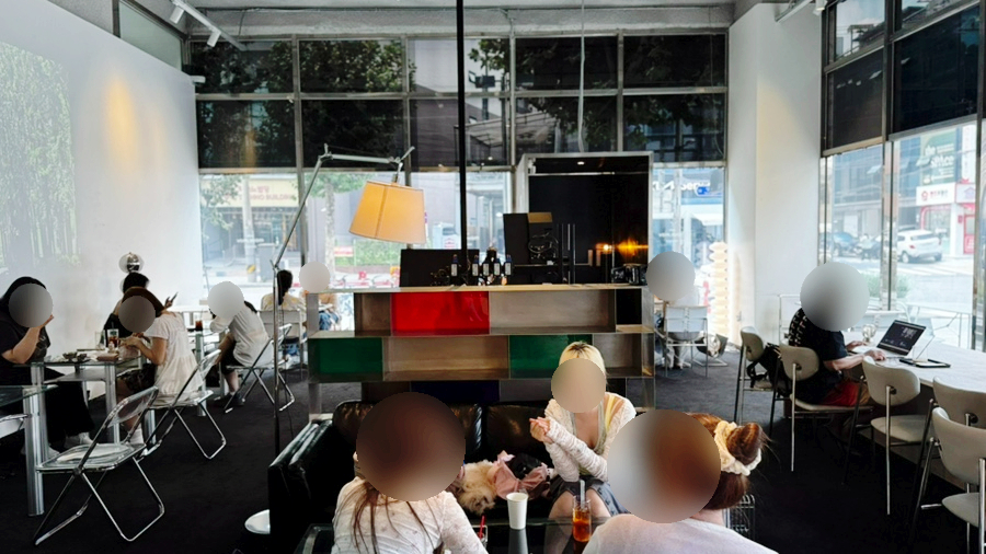 bgarbtia는 통창 앞 1인 테이블과, 색색의 선반과 높은 층고가 보이는 내부 전경을 찍었습니다. 손님들 얼굴은 모두 흐리게 처리돼 있어도,