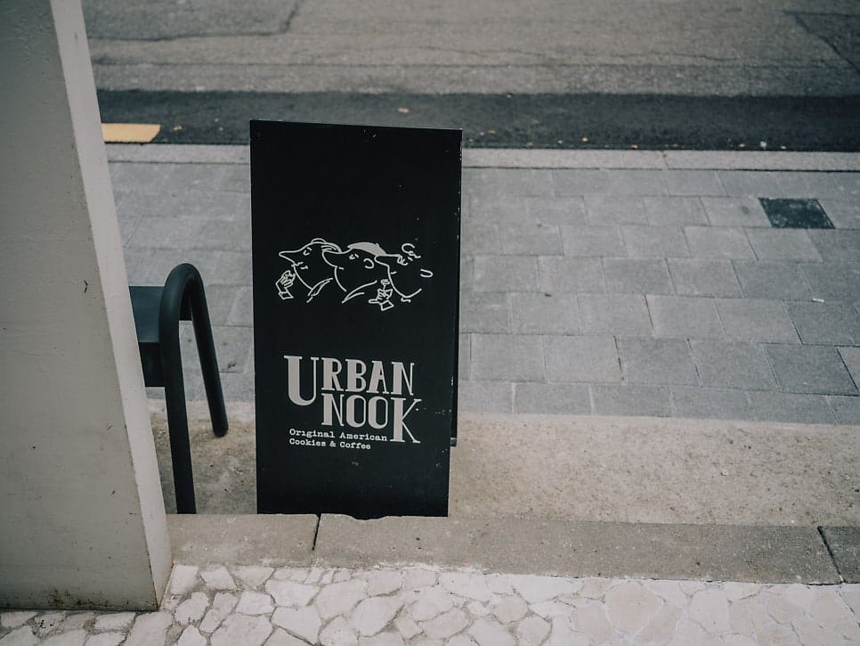 changjeans가 담은 어반누크 입구 입간판입니다. 검은 바탕에 쿠키 캐릭터와 'Original American Cookies & Coffee'라는 문구가 적혀 있고,