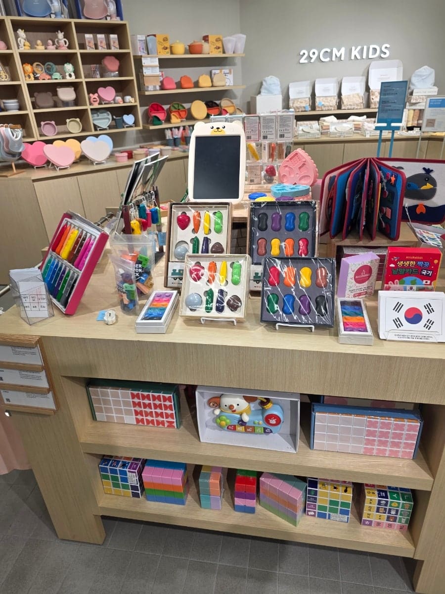 29CM KIDS 카운터. 색감 있는 미술 용품과 아이 장난감들이 한데 모여 있습니다. 이 매장이 단순한 쇼핑 공간이 아니라,