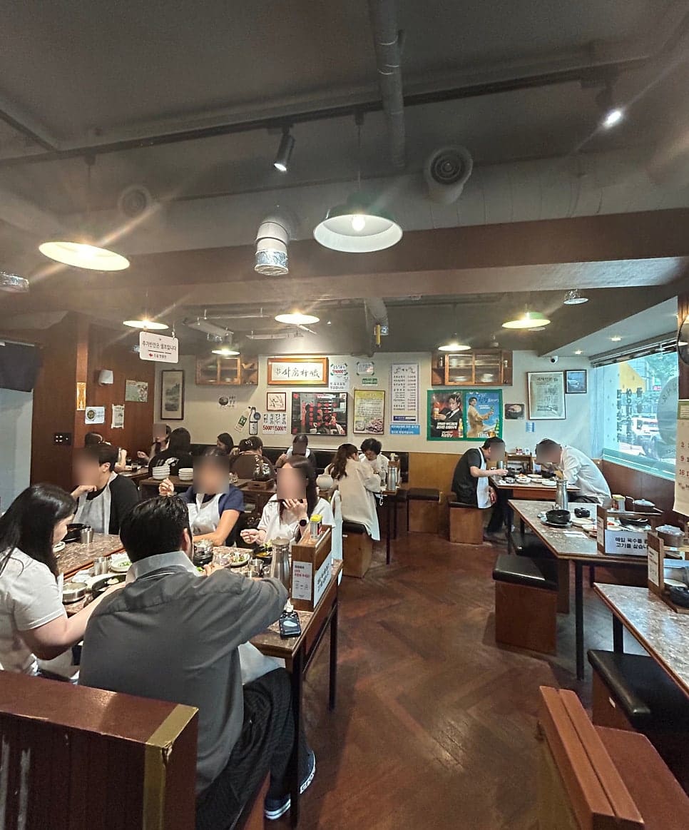 기본/특 사이즈, 고기만/순대만/혼합 등 고객이 자신의 입맛에 맞춰 선택할 수 있는 메뉴 구성과, 테이블마다 손님이 채워진 매장 내부입니다.