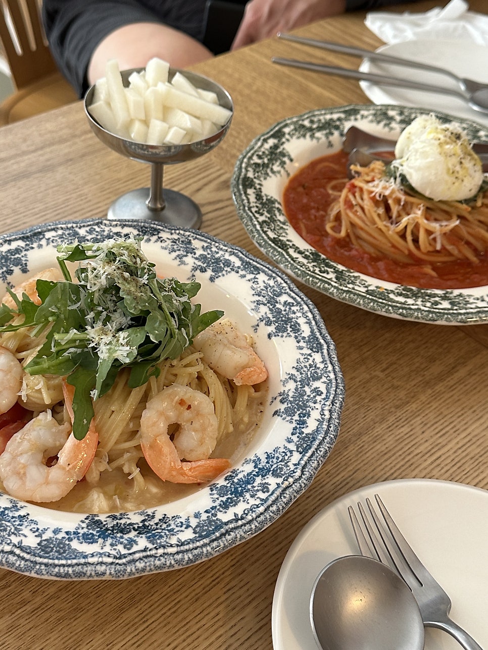 love_swai가 찍은 감바스 루꼴라 파스타와 토마토 부라타치즈 파스타입니다. 꽃무늬 빈티지 접시에 담겨 나왔는데, 치즈를 소스에 슥슥 섞으면 한층 녹진해진다고 적었습니다.