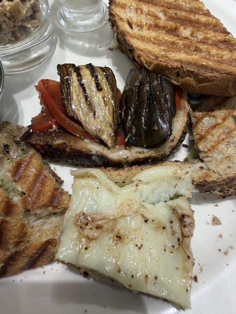 같이 주문한 그릴가지토마토파니니입니다. 가지와 토마토, 치즈가 잘 어울린다고 적었고, 빵을 굽는 솜씨가 좋아서 한입 베어 물면 파삭하다는 감상을 남겼습니다.