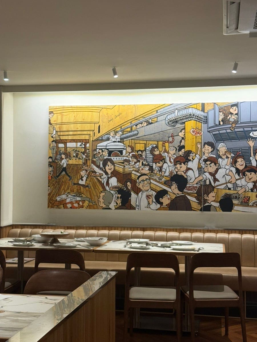 양식은 내 돈으로 잘 사 먹지 않는다는 방문자가 지인 덕분에 평일 밤 예약으로 찾은 곳입니다. 유리창 안쪽에 조리 도구가 걸린 매장 앞 모습과,