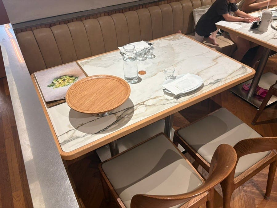 이전 뒤에만 벌써 네 번째 방문이라는 방문자는 집에서 나오기 전에 원격 웨이팅부터 걸어 두었습니다. 첫 사진은 대기 접수 태블릿이고,