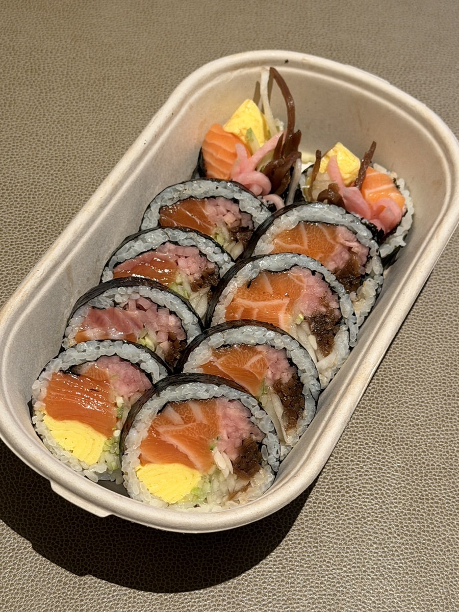alsrud7770이 배달로 받은 생연어김밥입니다. 망가지지 않고 온전한 모양으로 도착했다며, 두툼한 연어가 한눈에 보이는 비주얼에 감탄했다고 적었습니다.