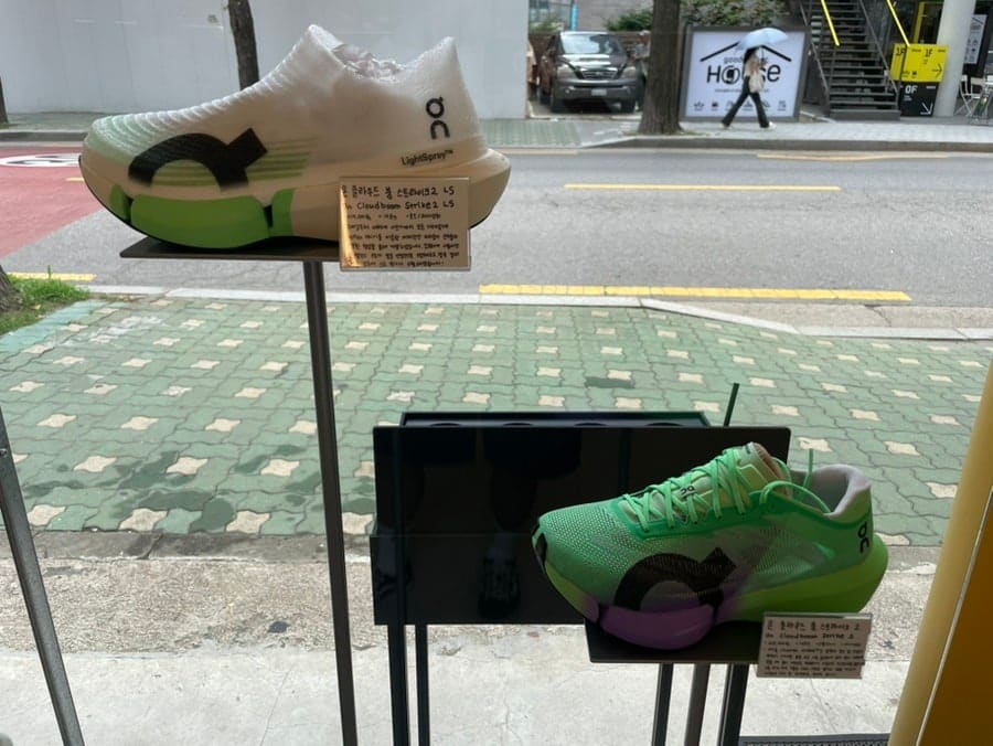 매장 앞 진열대와, 안쪽 선반에 나란히 놓인 러닝화들입니다. 브랜드별로 가격표와 설명 카드까지 붙여둔 모습에서 블로거는 꼼꼼한 큐레이션을 느꼈다고 적었습니다.