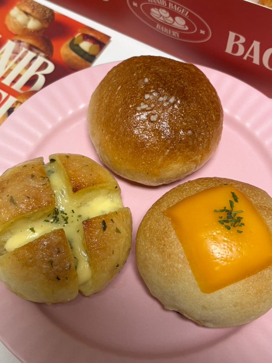 안에 들어가는 속재료도 꽤 듬뿍 들어 있어서 한입 크기지만 맛은 확실하게 느껴졌다는 방문자입니다. 마늘크림이 십자로 얹힌 갈릭 베이글과 체다치즈가 올라간 베이글,