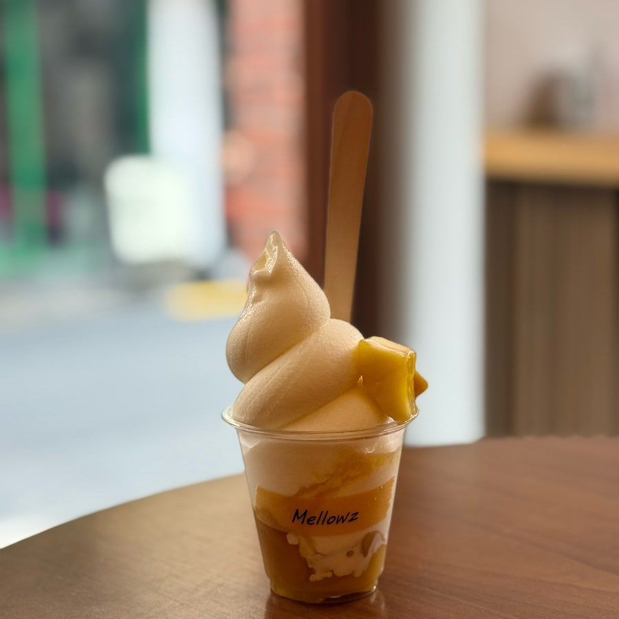 망고맛을 가까이서 찍은 사진입니다. 활짝 열린 창문으로 들어오는 햇살과 브라운 코르크 벽, 바깥을 내다볼 수 있는 창가 자리까지 함께 마음에 들었다고 적었습니다.