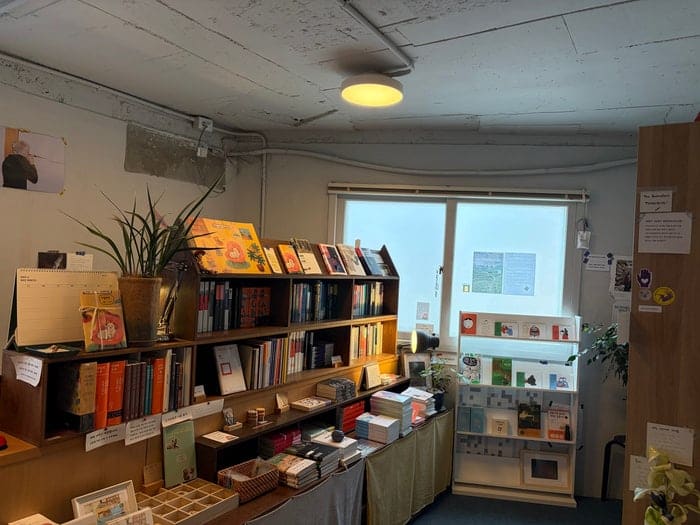 간판의 'NOT JUST BOOKS' 문구를 보고 2018년부터 운영된 독립서점이라는 걸 알게 돼 방문했다는 방문자입니다. 따뜻한 조명 아래 책장이 늘어선 방과,
