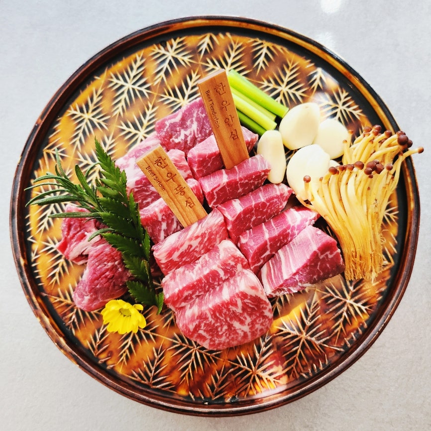 hydeyukimi는 친절한 응대, 쾌적한 공간, 맛있는 음식을 모두 맛볼 수 있는 한우 오마카세 맛집이라고 적었습니다.