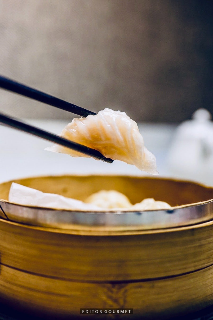 대나무 찜통에서 막 집어 올린 딤섬입니다. 새우 하교로 보이는데, 어떤 코스를 주문하든 냉채와 딤섬까지는 거의 동일하게 나온다고 적었습니다.