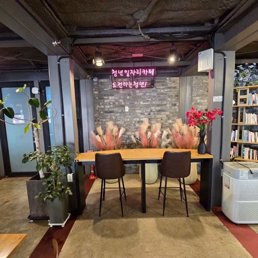 성동구 성수동 디저트카페 맛집으로 내돈내산 후기를 남긴 방문자입니다. 천장까지 가지를 뻗은 나무 아래로 우드톤 롱테이블이 길게 이어지고,