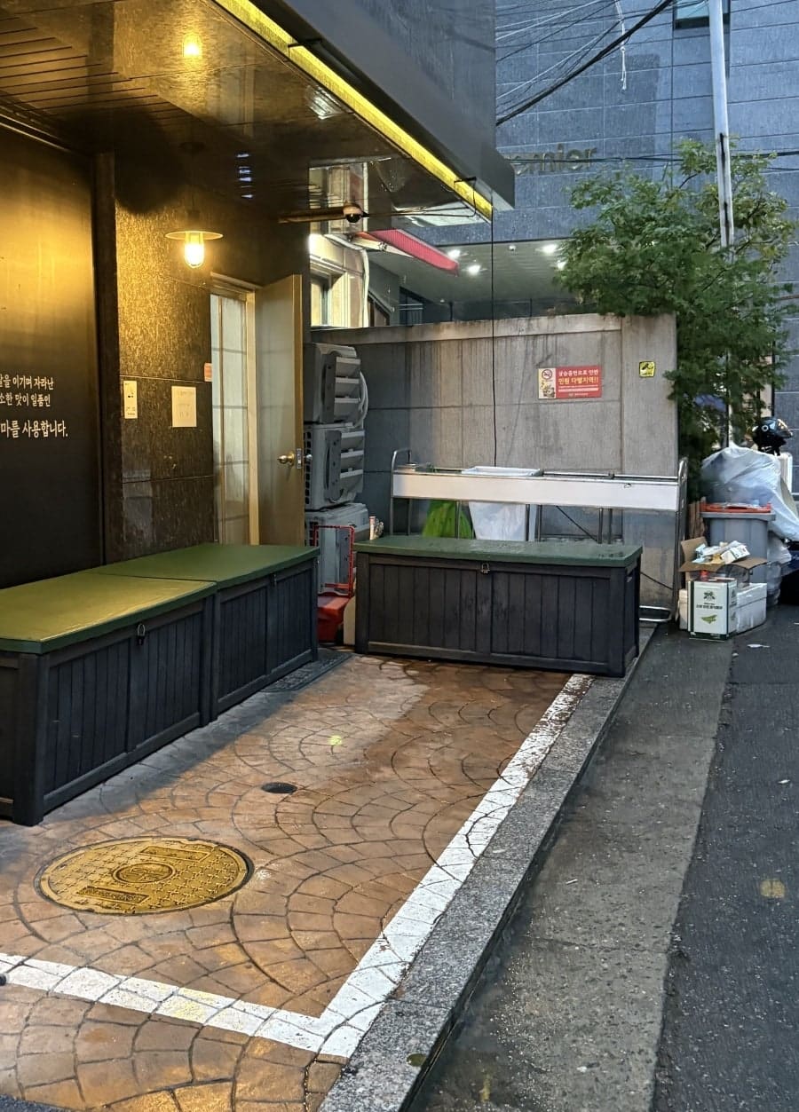 shhj46은 근처만 와도 발걸음이 저절로 향한다고 적었고, 몸소 몇 번 헤맨 끝에 간판을 찾았다고 했습니다.