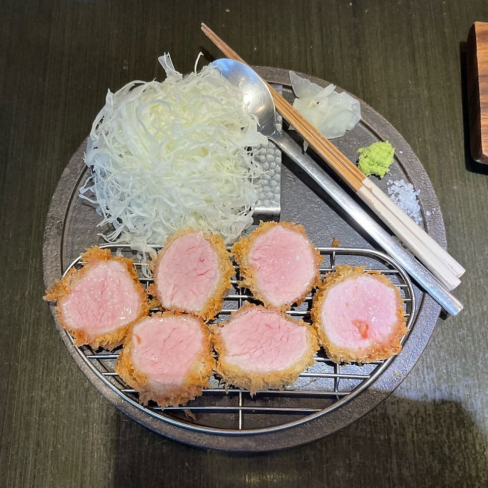 mmmgmmmd는 인원수대로 따뜻한 차를 내주는데 이날은 지리산 쑥차라고 하더라며, 느끼한 돈가스를 먹기 전에 입맛을 차분하게 정돈하는 느낌이 좋았다고 적었습니다.