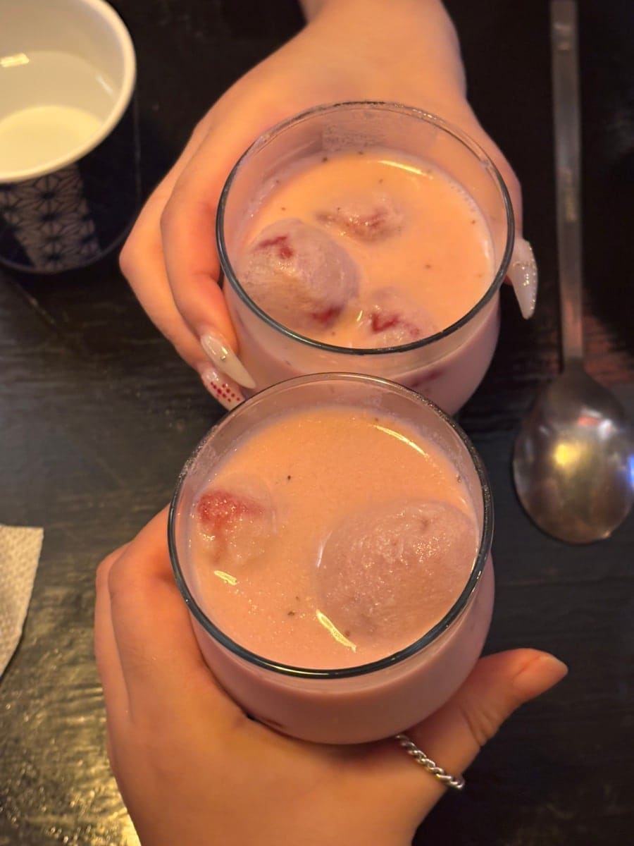 jjuact12m은 화장실이 남녀공용 한 칸이라는 것만 빼면 다 좋았다고 적었습니다. 사진에는 얼린 딸기가 떠 있는 분홍빛 막걸리 두 잔과,