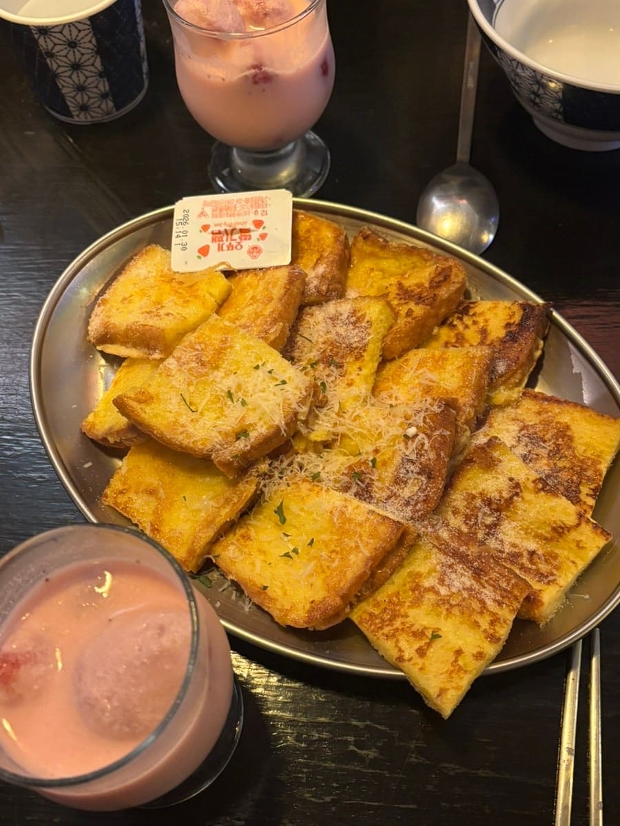jjuact12m은 화장실이 남녀공용 한 칸이라는 것만 빼면 다 좋았다고 적었습니다. 사진에는 얼린 딸기가 떠 있는 분홍빛 막걸리 두 잔과,