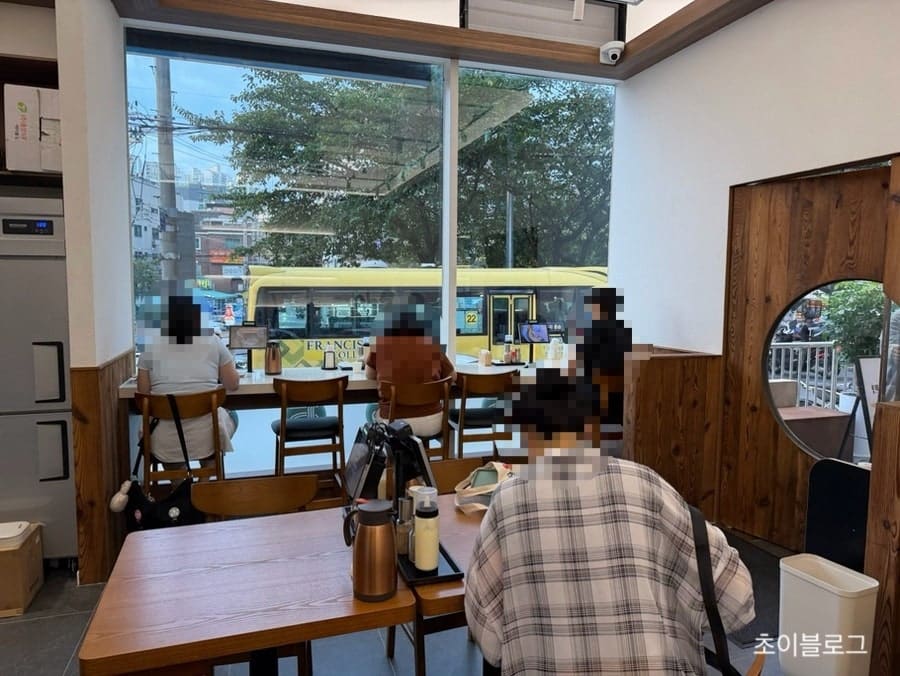 jjwgo1004는 화이트와 우드톤으로 깔끔하면서도 예쁜 인테리어였고, 코시라는 글자가 적힌 조명과 니치가 특히 예뻤다고 적었습니다.