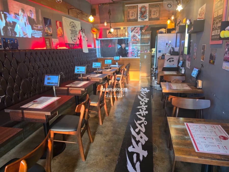 aroma_h_j는 퇴근하고 저녁 한 끼로 들러 테이블에서 키오스크로 주문하고 기다리는 동안 과자가 나왔다고 적었습니다. 사진에는 테이블마다 키오스크가 놓인 길쭉한 홀과,