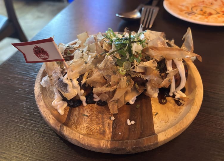 2_wingbee_는 친언니와 와서 오리지널과 두 가지 맛 타코야끼, 김치토마토파스타를 시켰고 가쓰오부시와 토핑이 푸짐하게 올라와 보는 재미도 있었다고 적었습니다.