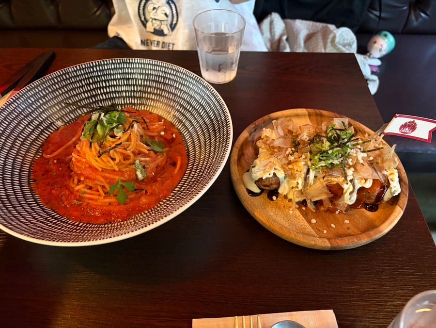 2_wingbee_는 친언니와 와서 오리지널과 두 가지 맛 타코야끼, 김치토마토파스타를 시켰고 가쓰오부시와 토핑이 푸짐하게 올라와 보는 재미도 있었다고 적었습니다.