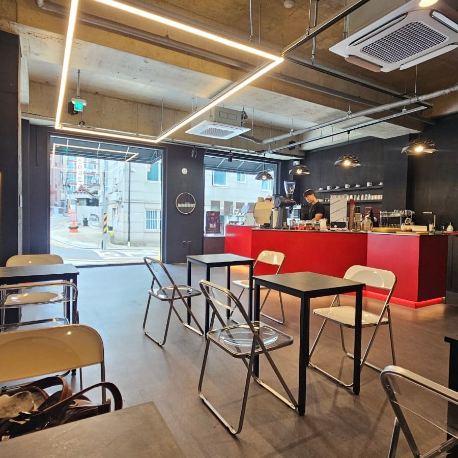 feelnowhere는 지하철 서울대입구역에서 걸어 샤로수길 메인 거리를 지나 안쪽으로 들어서면 모던한 외관이 나타난다고 적었고,