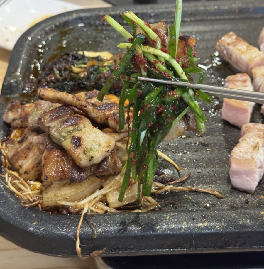 make_it_count_468은 부추의 향긋함이 고기의 묵직한 맛을 덜어줘 씹을수록 계속 같이 집게 됐다고 적었습니다.