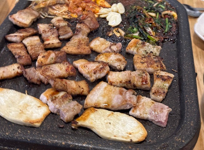 make_it_count_468은 부추의 향긋함이 고기의 묵직한 맛을 덜어줘 씹을수록 계속 같이 집게 됐다고 적었습니다.