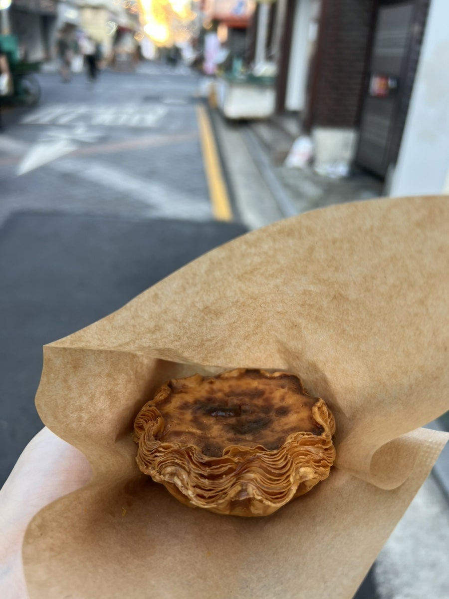 wndrnr_ej는 겉이 완전 바삭해 보인다며 받자마자 먹다가 입천장을 델 뻔했다고 적었습니다. 갓 구워 식힘판에 줄지어 놓인 에그타르트 사진 다음에는,