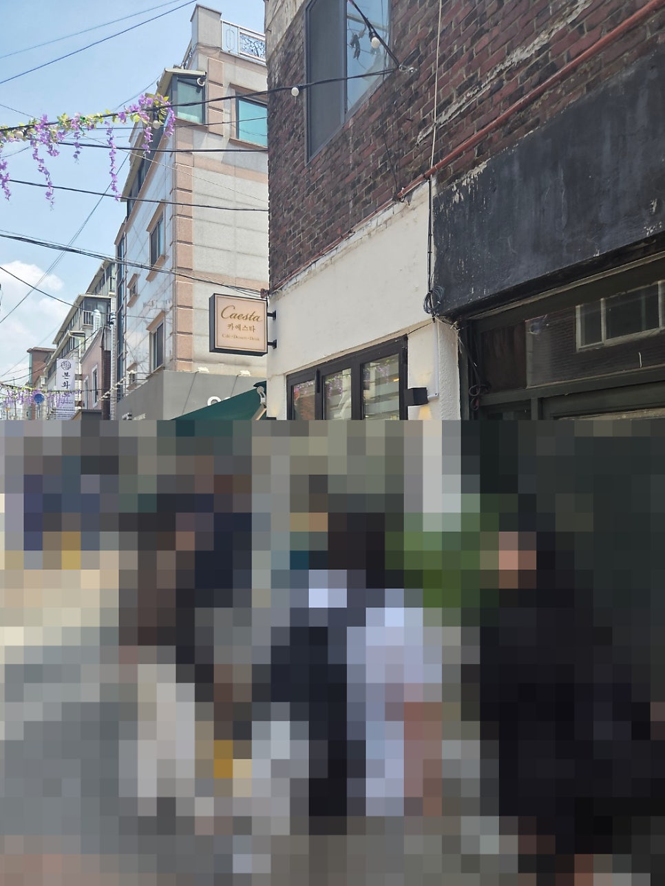 dasoni1215는 샤로수길을 지나가다 줄 서 있는 사람들을 보고 궁금해서 다녀왔다고 적었습니다. 등나무꽃이 늘어진 골목에 Caesta 간판과 줄이 함께 담긴 사진 다음에는,