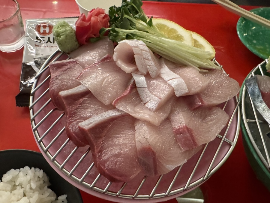 juhang_log는 오징어회가 토치질과 설익힌 속살의 조화로 식감이 정말 좋았다고 적었습니다. 와사비와 생강, 깻잎을 곁들인 모둠회 사진 다음에는,