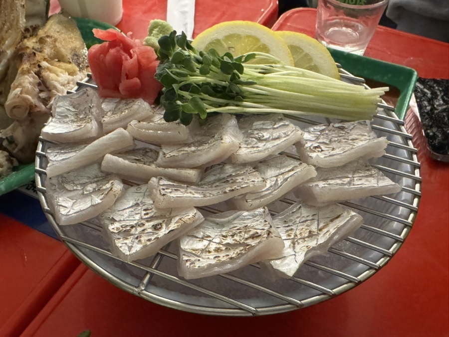 juhang_log는 오징어회가 토치질과 설익힌 속살의 조화로 식감이 정말 좋았다고 적었습니다. 와사비와 생강, 깻잎을 곁들인 모둠회 사진 다음에는,