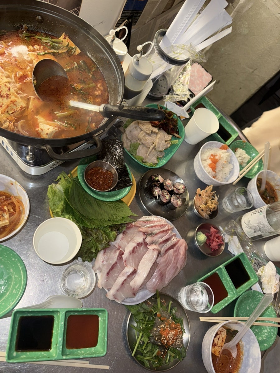 chltjsdud0902는 전어를 먹고 싶어서 찾아갔는데 그날은 다른 메뉴로 채워져 아쉬웠다고 적었습니다. 찌개와 회, 튀김, 초밥롤이 한 상 가득 차려진 사진 다음에는,