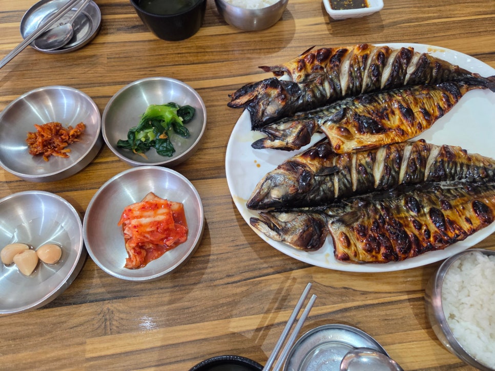 skasdf1109는 우리 부부가 자주 다니는 찐 단골집이라고 적었습니다. 어부를 그린 그림과 원목 테이블이 늘어선 실내 사진 다음에는,