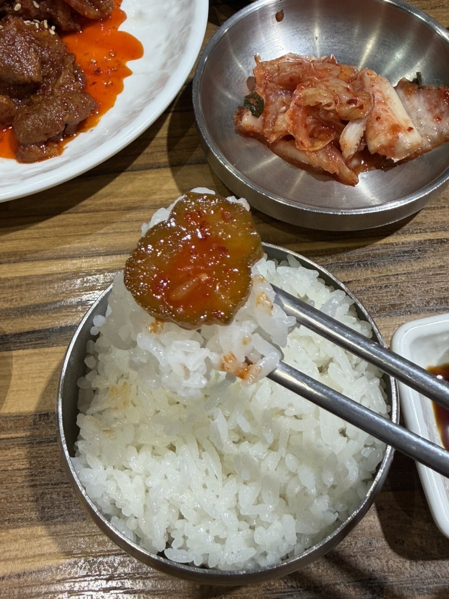 wlsdud1351은 화덕 고등어에 밥 한 공기 뚝딱했다고 적었습니다. 놋쇠 뚜껑 그릇과 연근·마늘·브로콜리 등 반찬이 담긴 사진 다음에는,