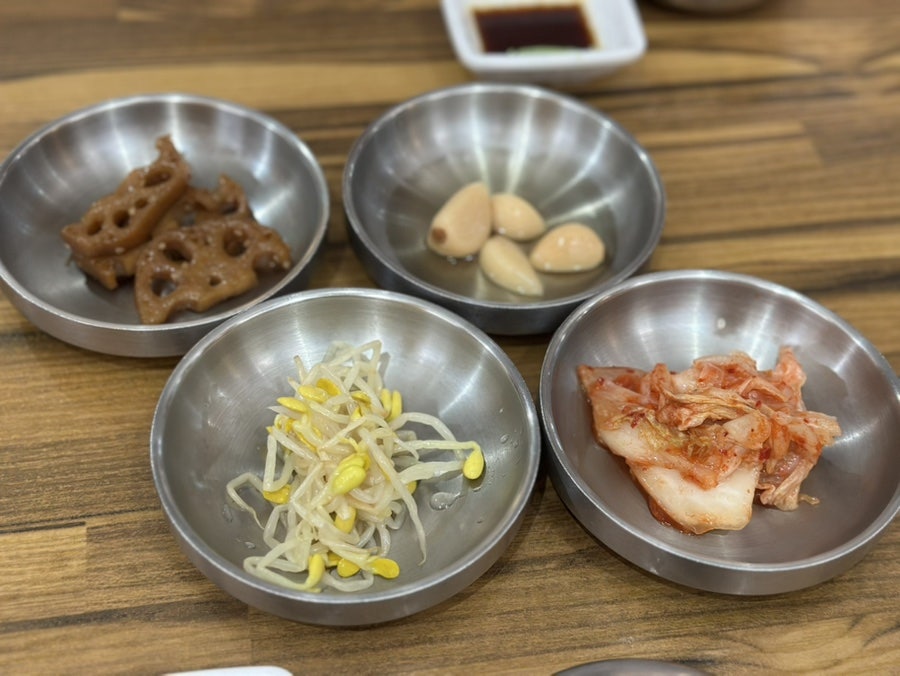2_wingbee_는 다섯 번 넘게 방문한 찐 맛집이라고 적었습니다. 연근조림과 마늘, 콩나물, 김치가 담긴 반찬 사진 다음에는,