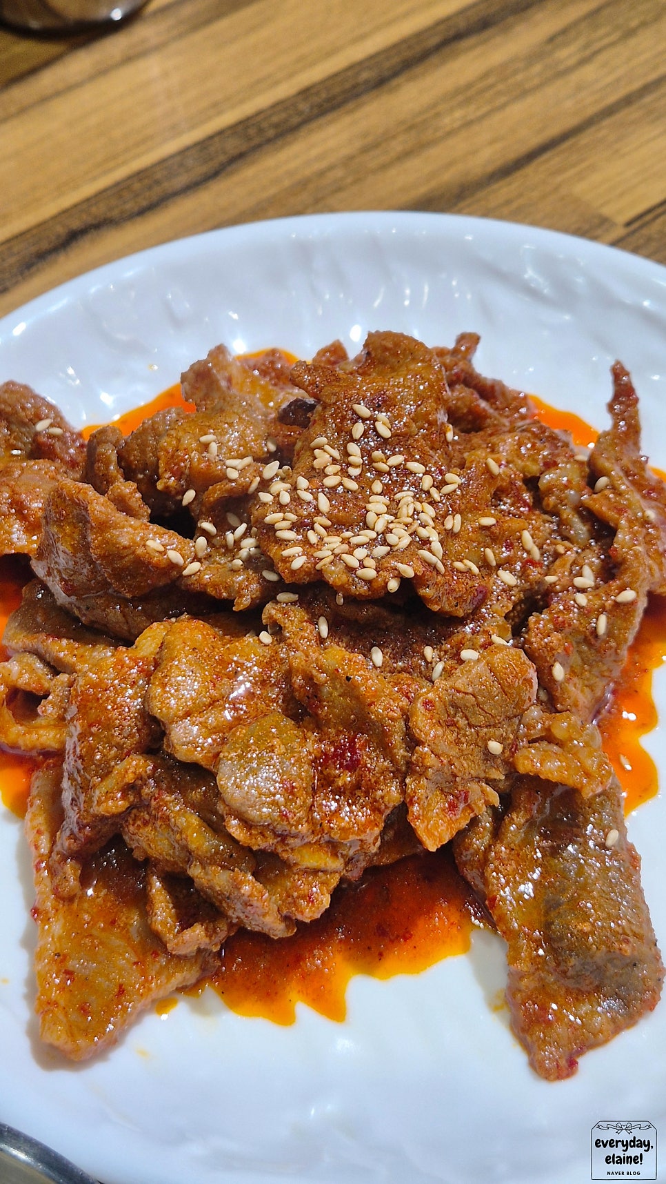 2_wingbee_는 다섯 번 넘게 방문한 찐 맛집이라고 적었습니다. 연근조림과 마늘, 콩나물, 김치가 담긴 반찬 사진 다음에는,
