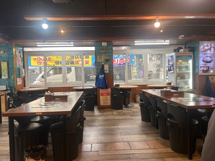 매장 내부는 격식 없는 편안한 분위기로 가득 차 있다. 밝은 조명 아래 놓인 테이블들은 학생들이 밥을 먹고 숙제를 하기에 충분한 공간을 제공한다. 밤이 깊어도 문을 닫지 않으니,
