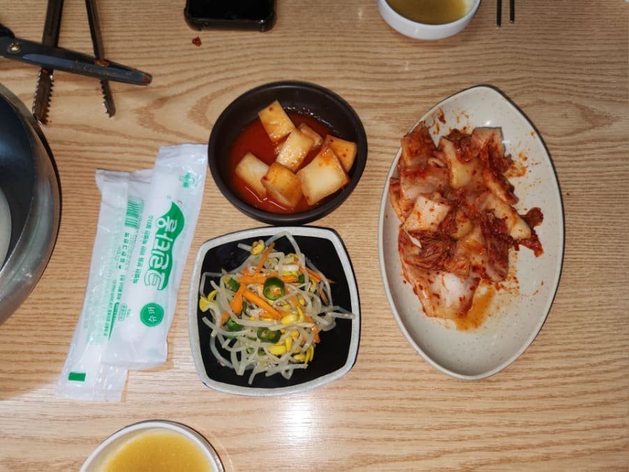 24시간 운영하는 이곳은 밤늦은 시간에도 따뜻한 국밥으로 배고픔을 채워준다. 뼈와 고기가 살아있는 해장국과 수제비가 들어간 조합으로,