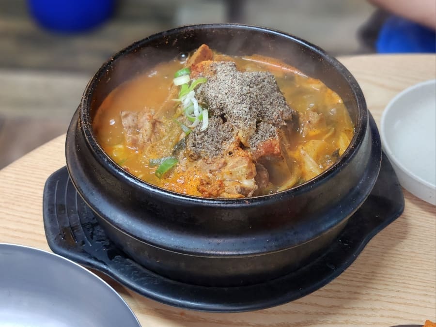 24시간 운영하는 이곳은 밤늦은 시간에도 따뜻한 국밥으로 배고픔을 채워준다. 뼈와 고기가 살아있는 해장국과 수제비가 들어간 조합으로,